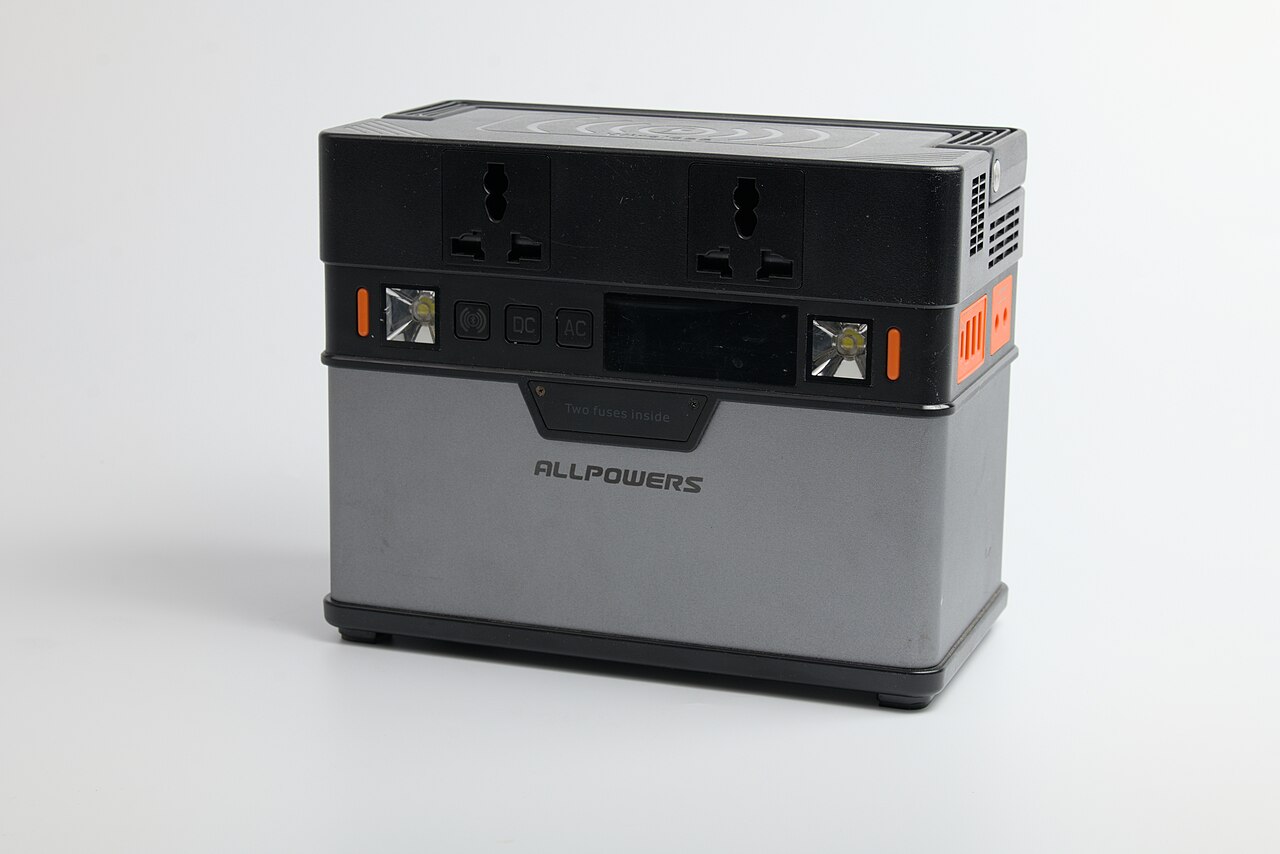 Tragbare Powerstation mit Steckdosen, Bedienfeld und Display, grau-schwarzes Gehäuse.